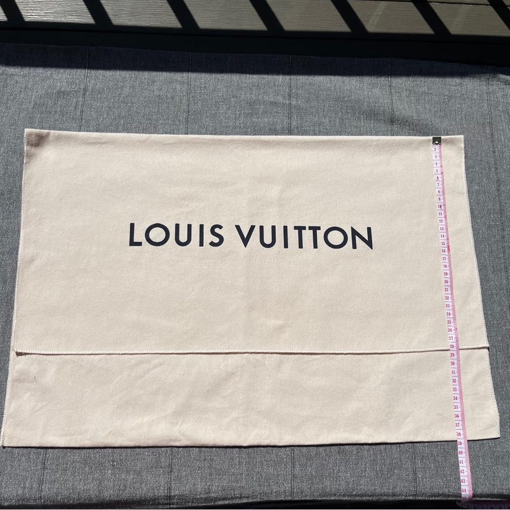 Louis Vuitton Cream Logo Dust Cover
length 56sm × width 38.5sm